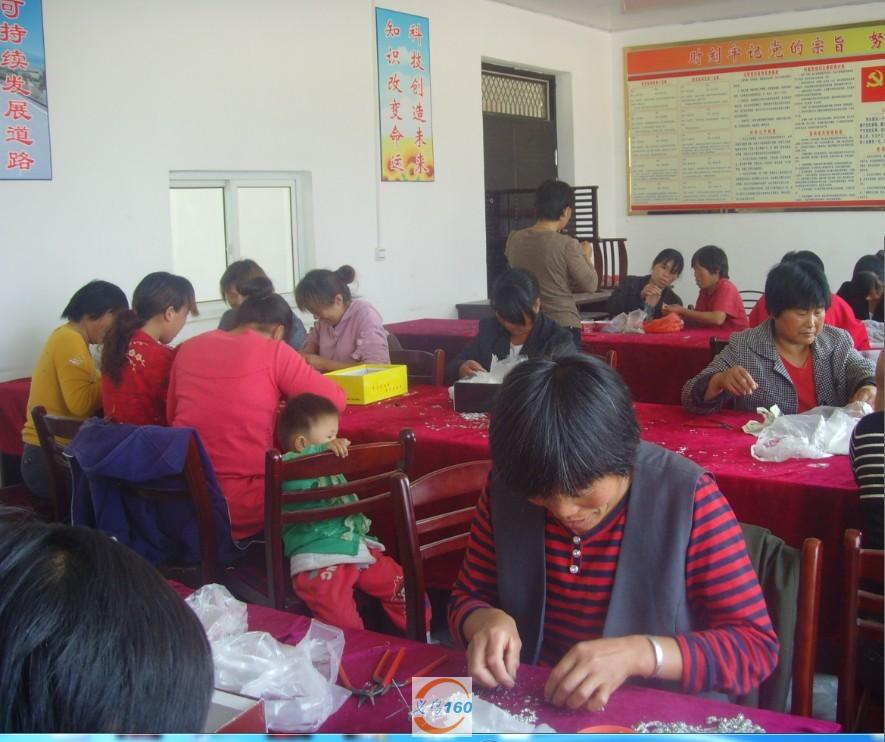 妇女们做义乌来料加工活图片