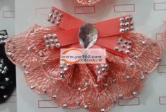 手工点钻，扎蝴蝶结缝花