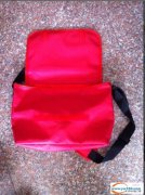 有一款背包还有一款单肩包外发