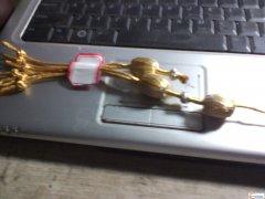 手工穿金丝线，绕成的