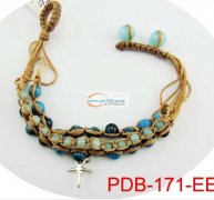 廿三里石柱下有编织手工活