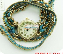 廿三里石柱下有编织手工活