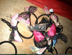 如图 大量皮筋扎蝴蝶结手工活外发