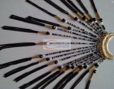 1200条项链穿米珠外发,如图所示