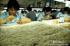 各种手工活，串珠、藤编、针线活、有做工场地，