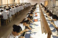 各种手工活，串珠、藤编、针线活、有做工场地，