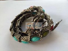 廿三里有手镯穿钢丝线外发 如图