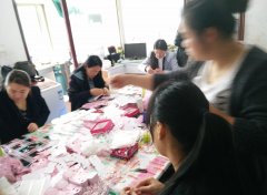 义乌市阿凯加工厂承接各种手工活加工，包装，挂圈，打胶枪，穿珠