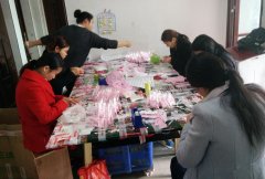 义乌市阿凯加工厂承接各种手工活加工，包装，挂圈，打胶枪，穿珠
