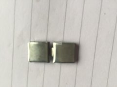 寻找做这种铁夹子与轴承的厂家