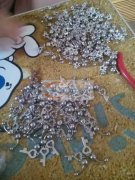 河北邯郸恒信加工厂，常年承接手工串珠，挂圈，弯针，包装，组装