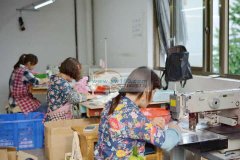 生产：背包，冰包，手提包，笔袋，化妆包。休闲包 缝合类产品