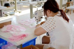 义乌市梦窈工艺品箱包工厂 主营：背包.单肩包.化妆包.手提包