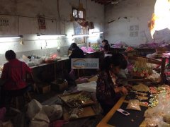 本厂专业饰品开模，压铸，电镀、抹黑、封油、纳米保色、抛光等一