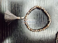 如图，简单的穿珠手工活外发