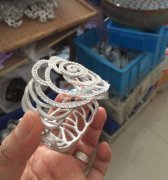 10000个手镯要求吊机修手镯边的工厂 如图