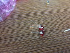 方块玻璃后面点一根针