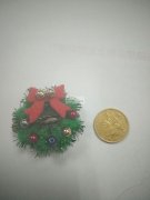 熟练胶枪工粘毛毛球夹子