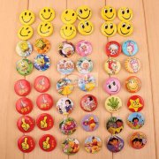 承接各种型号马口铁胸章