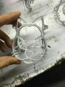 如图，寻找手镯翻砂工厂