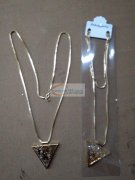 有4万条类似款式项链需要包装， 如图