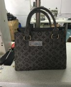 本厂承接箱包加工，尤其是精品女包的来料加工