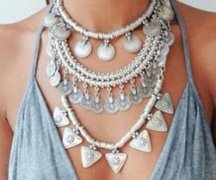 寻下图三个款式的项链