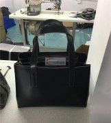 本厂承接箱包加工，尤其是精品男女包的来料加工