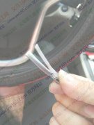 如图，有单叉夹包锻带外发