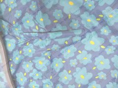 如图，雨衣外发寻监狱加工厂