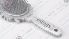 如图，寻能做锌合金梳子的工厂