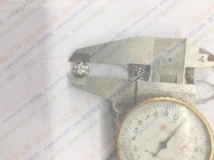 找这样的皮筋扣，里面带胶塞，能穿过两根1.0蛇链的