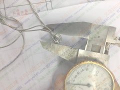 找这样的皮筋扣，里面带胶塞，能穿过两根1.0蛇链的