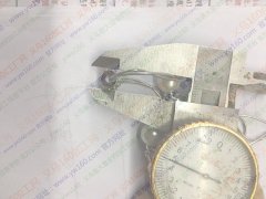 找这样的皮筋扣，里面带胶塞，能穿过两根1.0蛇链的