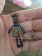 如图所示，用铜线穿链条