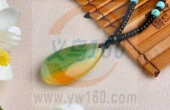 寻能做图中三个颜色的玻璃水滴吊坠的厂家