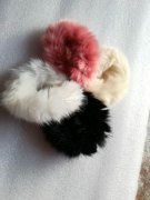 如图，手工缝毛球外发