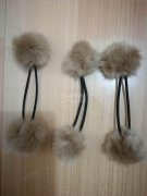 如图，手工缝毛球外发