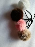 如图，手工缝毛球外发