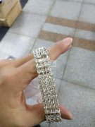 如图，有手链外发夹钻然后压弹力线