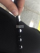 如图，找绳子上钉珍珠的工厂