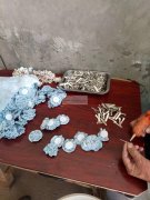 长期承接各种手工活，毛球挂件，服饰缝珠头带，鞋花，包装，打结