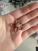 如图所示，有夹c扣外发