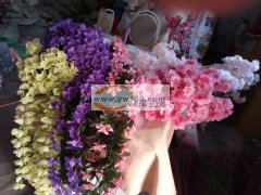 我们这里有三四百人，长期做手工插仿真花，