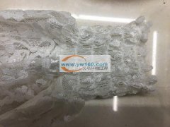 多针车拉脚口松紧。