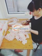 本工厂长期承接仿真花加工，现有40余人团