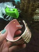 如图，这款手镯打铆钉外发，寻找做手镯打铆