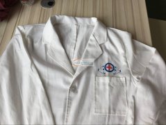 有没有能做医生穿的白大褂的工厂，有空做的