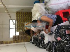 本人承接各种手工活，包装，打扣，打胶等，