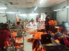 本厂有工人机工25人长期接简单箱包加工或